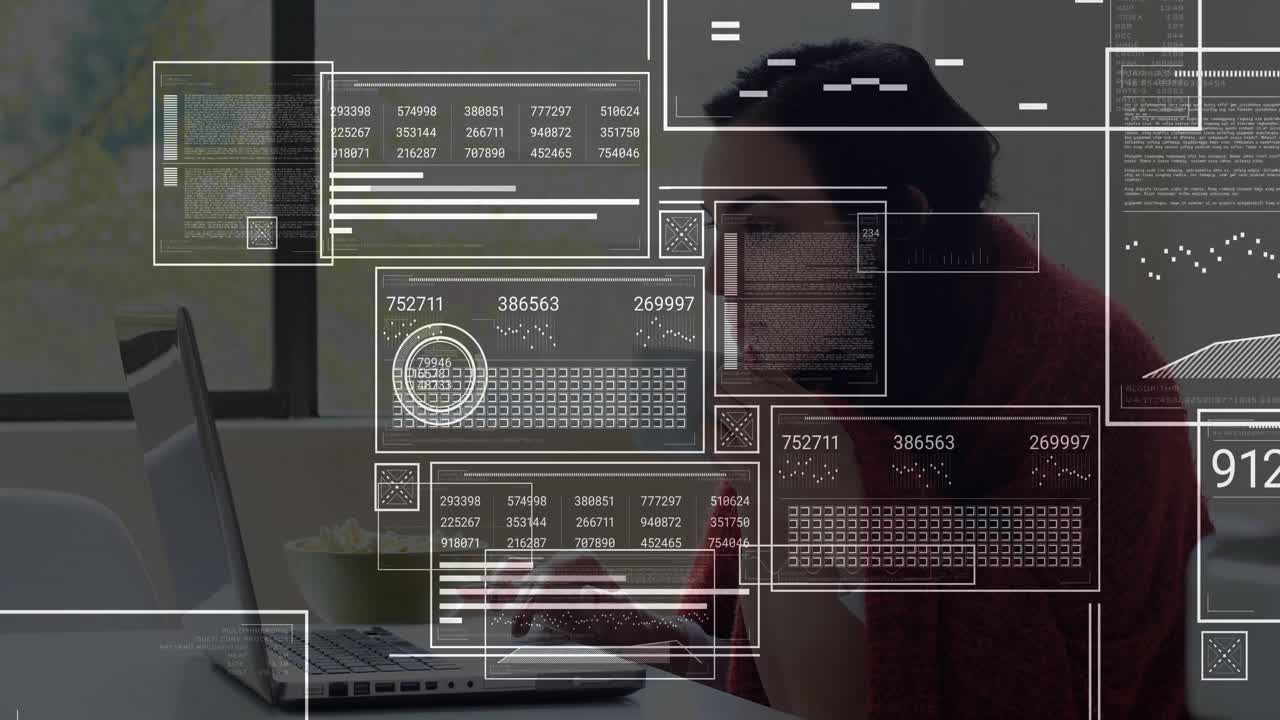 Kvinne ser på laptopskjermen for å analysere målinger, genererer digitale dataoverlegg over grensesnittet.
