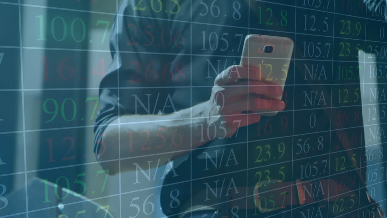 hombre usando teléfonos inteligentes y datos