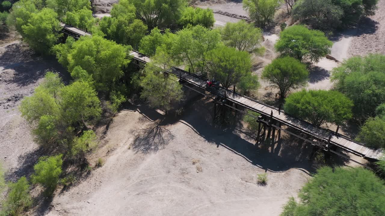 놀라운 풍경을 통해 흥미진진한 atv 라이딩을 하는 사람, 사이드 샷