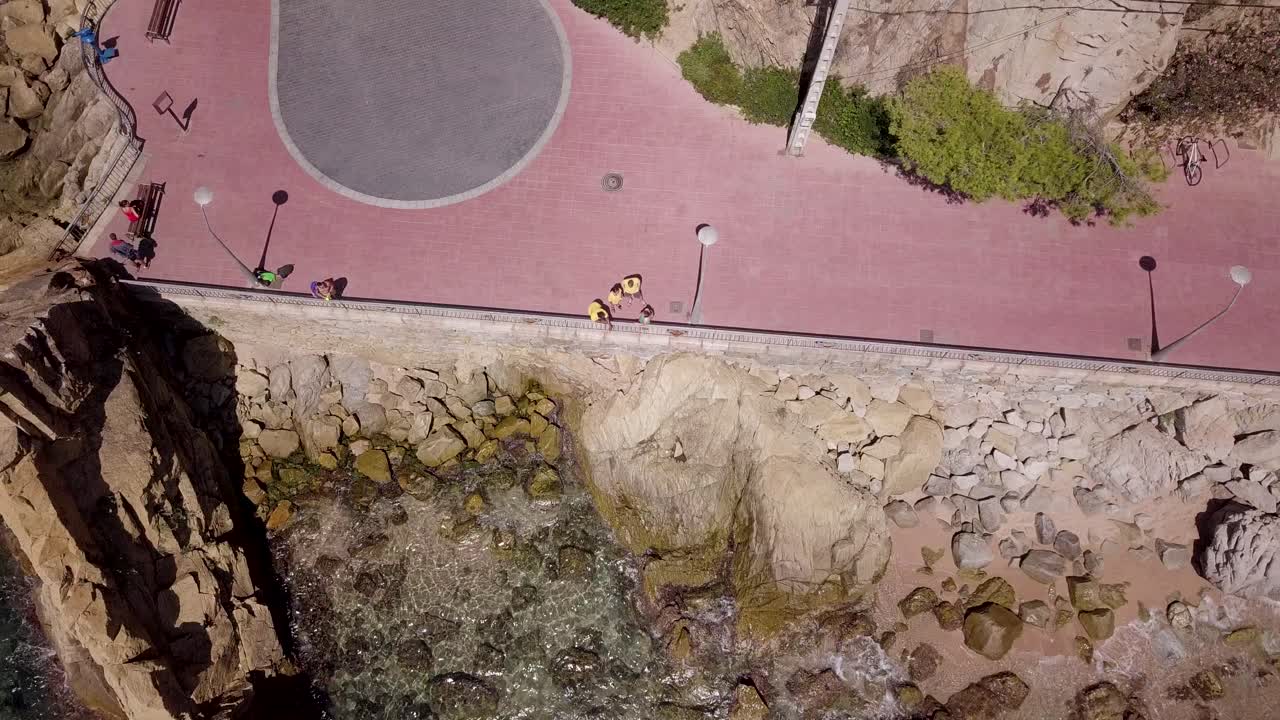 bulevar de lloret de mar desde arriba por drone tilt axis