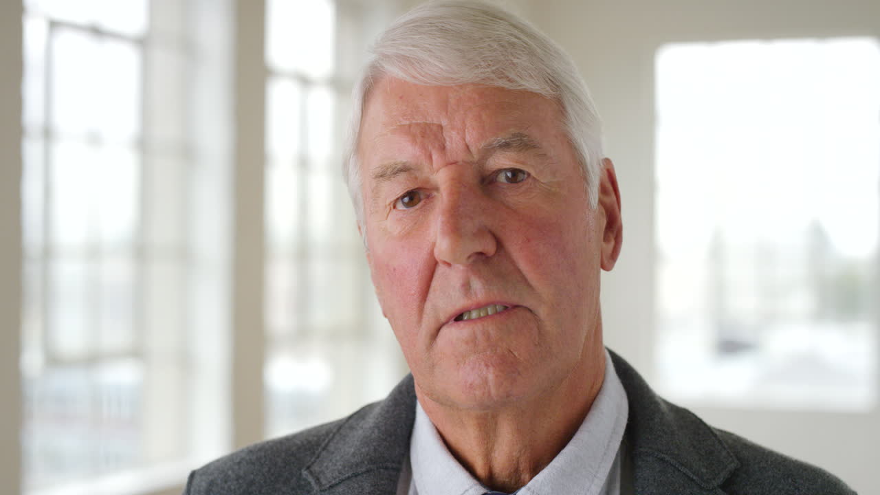 자신감 있는 성숙 한 사업가 의 초상화