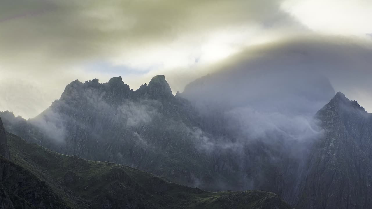 구름과 안개로 뒤인 산꼭대기 로포텐 섬, 노르웨이 북부