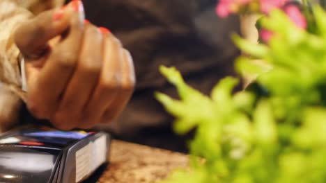 mujer tomando una maceta de flores después de recibir un pago de 4k