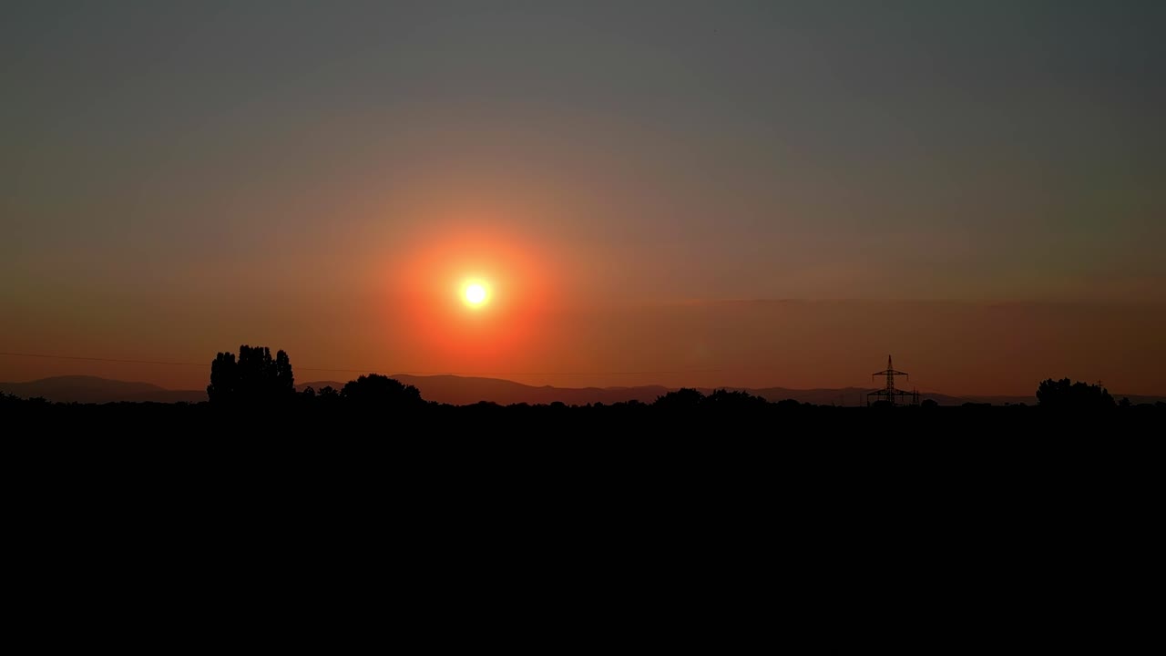 아름다운 오렌지색 일몰 과 자연 의 실루 ⁇  의 공중 전망 - 드론  ⁇