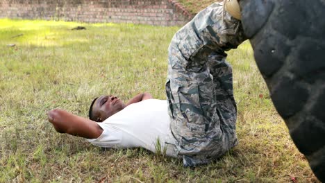 soldado militar durante un ejercicio de entrenamiento físico