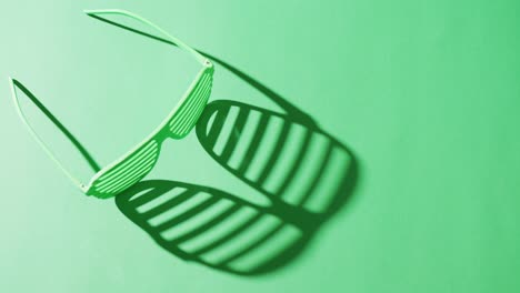 video de las gafas verdes de san patricio con espacio de copia en fondo verde