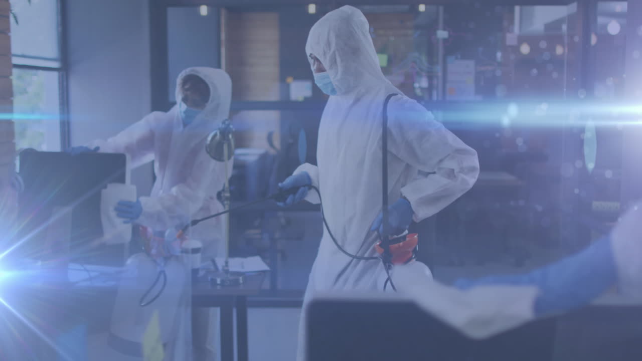 animación de senderos de luz brillante sobre personas que desinfectan la oficina con aerosol