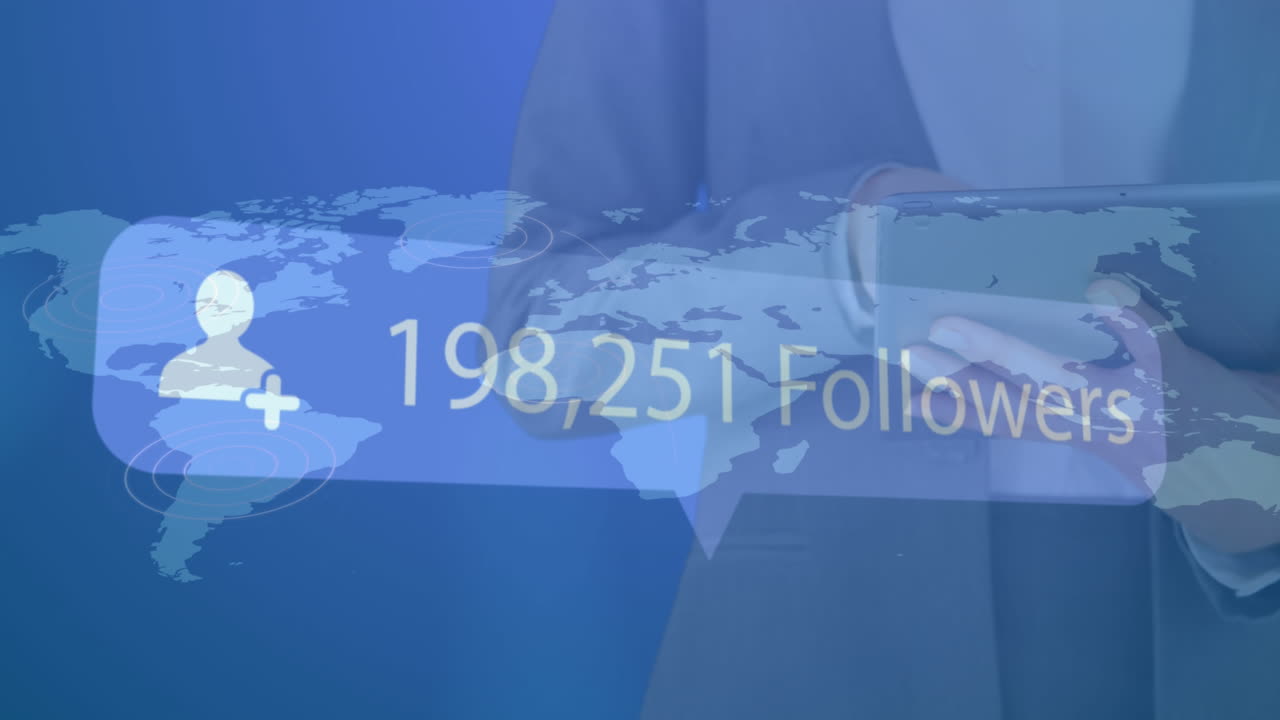 animación del icono del perfil con cada vez más seguidores en el mapa del mundo contra la mujer que usa una tableta