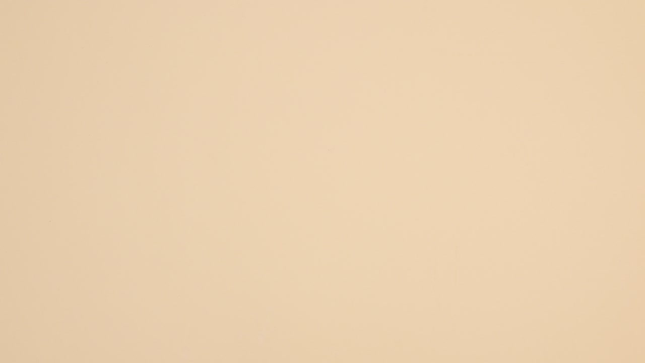 los productos de cuidado de la piel de belleza con toalla rosa pastel aparecen y desaparecen en fondo beige.