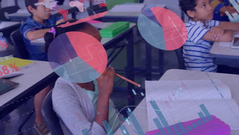 animación de interfaz infográfica multicolor, estudiantes diversos mirando al maestro en el aula