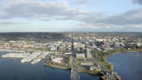 drone del centro de la ciudad capital pnw con puerto deportivo