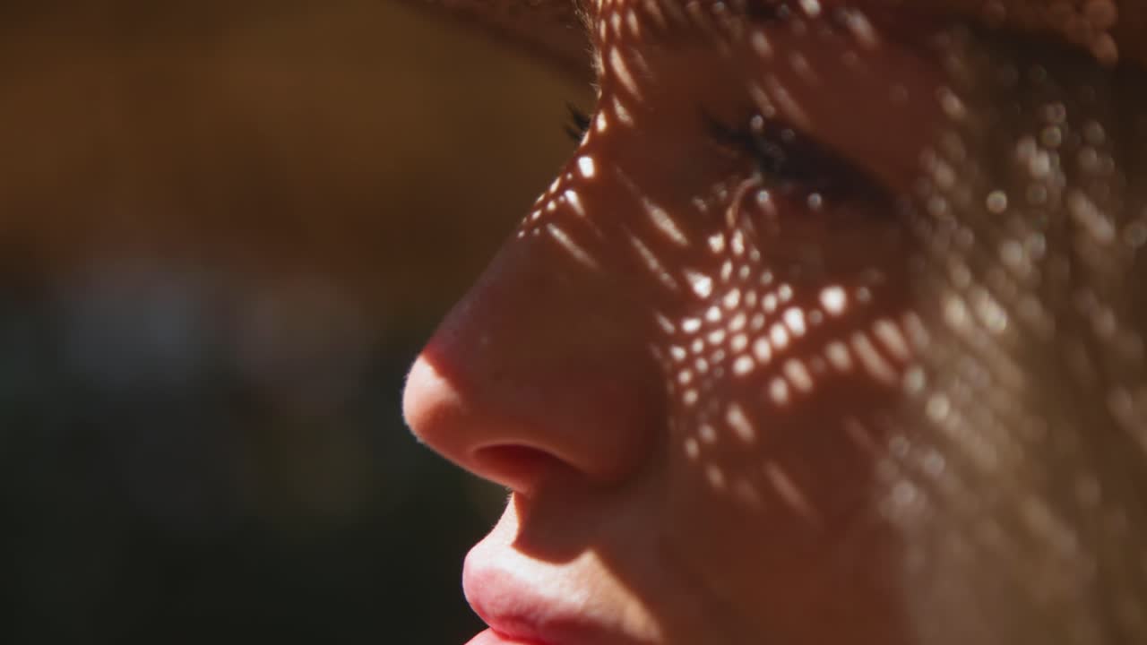 viajero sereno descansando en la luz del sol contra el cielo azul