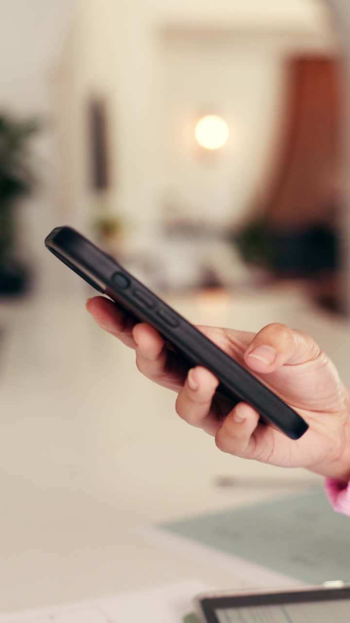 Primo piano di una mano che scorre su uno smartphone