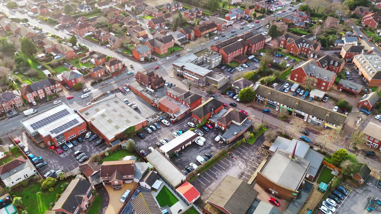 Clip video di un drone che sorvola l’area di Locks Heath nell’Hampshire, Inghilterra meridionale. Un piccolo villaggio vicino a Southampton con un bellissimo tramonto dorato e piccole case di periferia sottostanti