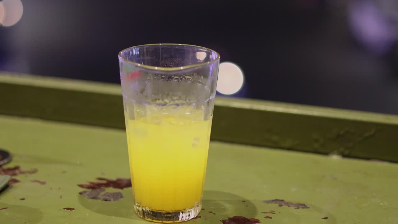 comprimido burbujeando y disolviéndose en un vaso de agua