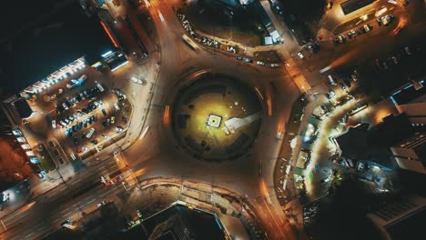 vídeo de lapso de tiempo nocturno con anillo de intersección y luces de coches en la ciudad nocturna. vemos el estacionamiento con anillo d'intersección y sombras de coches.