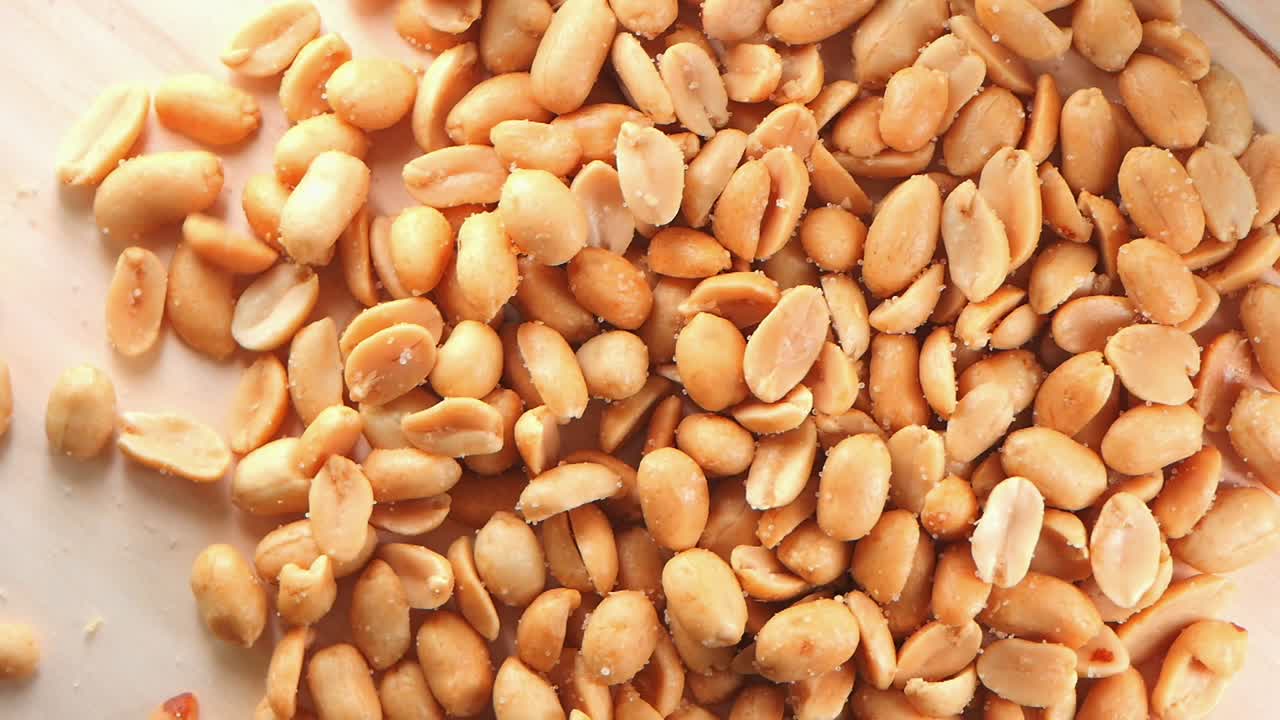 소금으로 구운 땅콩을 나무판 위에