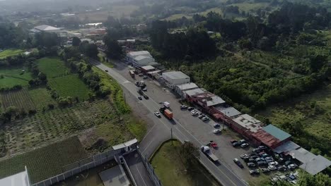 Der-Verkehr-Auf-Einem-Von-Natur-Umgebenen-Fahrstreifen-In-Einem-Dünn-Besiedelten-Industriegebiet