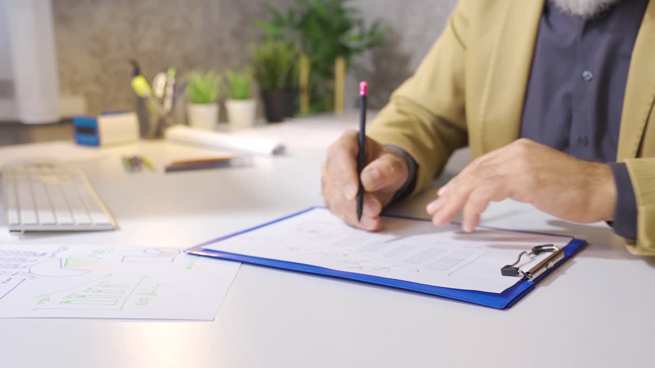 un hombre de negocios graficando un estado de gastos financieros.