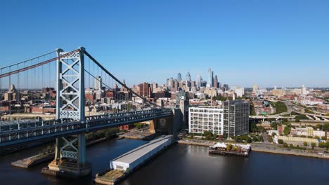 Excelente-Vista-Aérea-Acercándose-A-Filadelfia,-Pennsylvania-Desde-El-Puente-Benjamin-Franklin