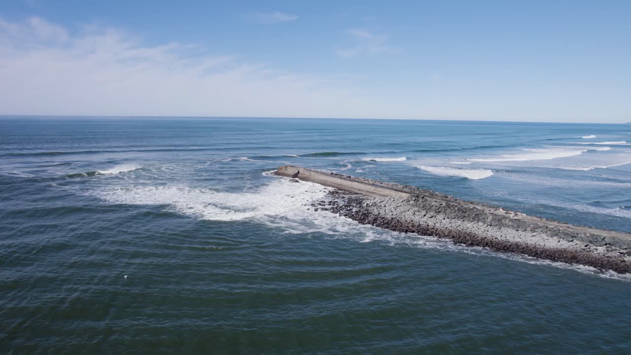 embarcadero en la desembocadura del río coquille en bandon, oregon espumas de lavado blanco de las olas