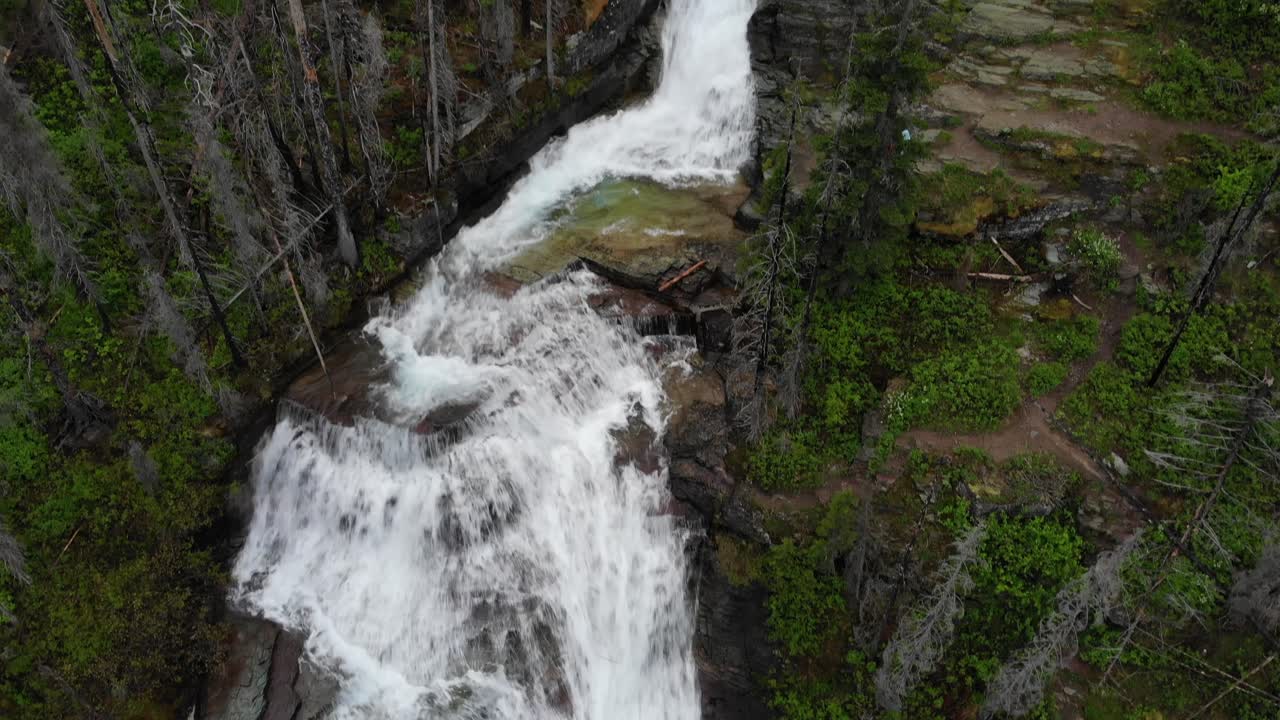 Luftfoto av Virginia Falls i landskapet til Glacier National Park, Montana USA, droneopptak som vipper oppover