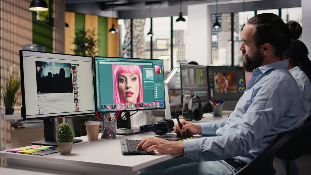 Fotografo che lavora alla selezione e modifica delle immagini in un ufficio di agenzia creativa.