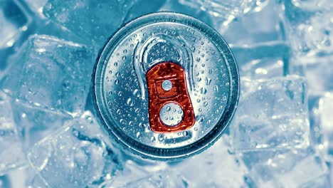 la tapa de la lata de soda de aluminio de refresco con hielo da la vuelta al círculo.
