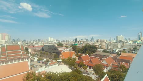 mirando las banderas de tailandia en el templo
