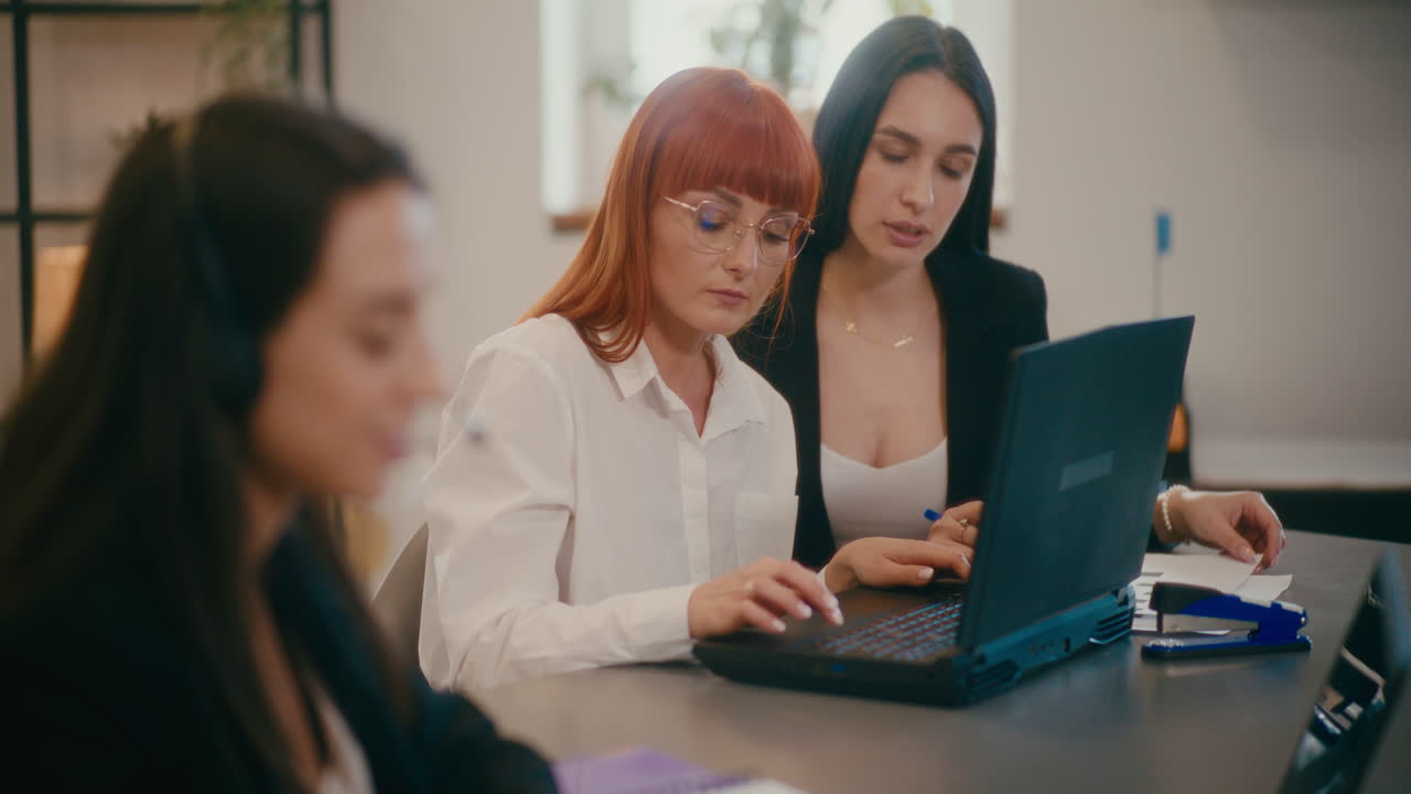 mujeres de negocios trabajando en computadoras portátiles en el escritorio de la oficina.