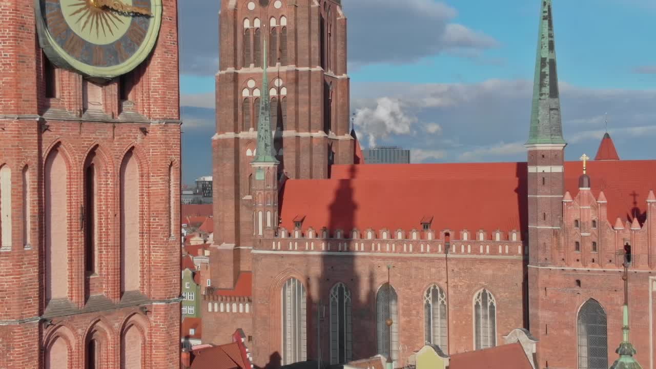 I tetti di Danzica mostrano edifici storici e campanili illuminati dal sole.