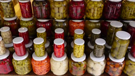 variedad de verduras encurtidas en frascos en un mercado turco