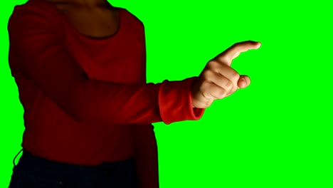 mujer fingiendo usar una pantalla invisible