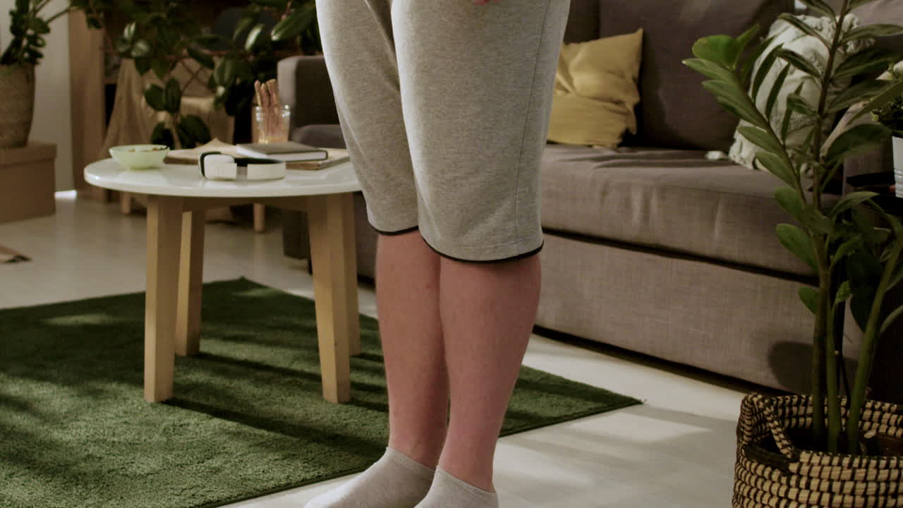 그녀의 침실에 스마트 폰을 가진 젊은 남자