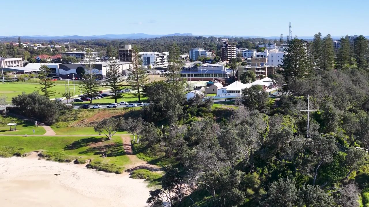 Ripresa aerea con drone sopra un parco costiero ed edifici urbani a Port Macquarie, Australia.