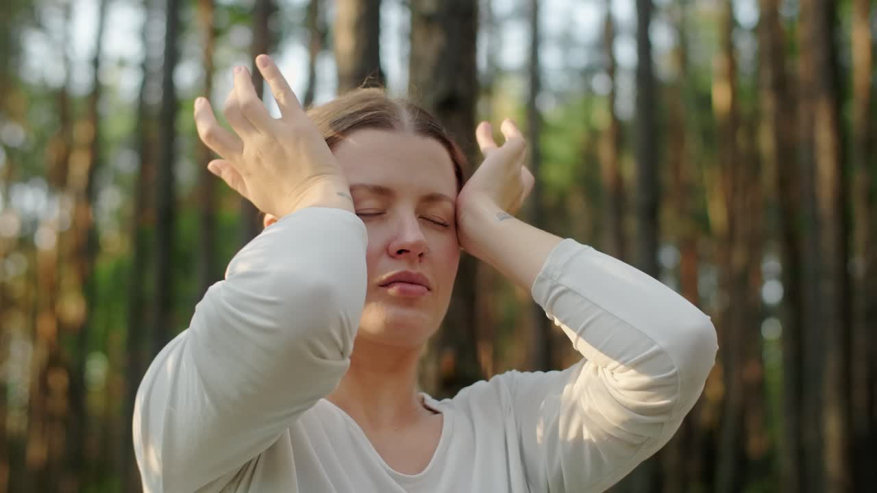 숲 에서 명상 하는 여자