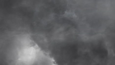 Vista-De-Un-Relámpago-Dentro-De-Las-Nubes-Grises