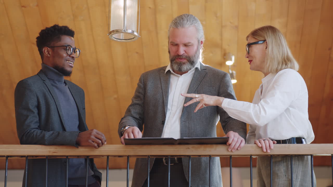 다민족 비즈니스 파트너들이 토론을 하고 있습니다.