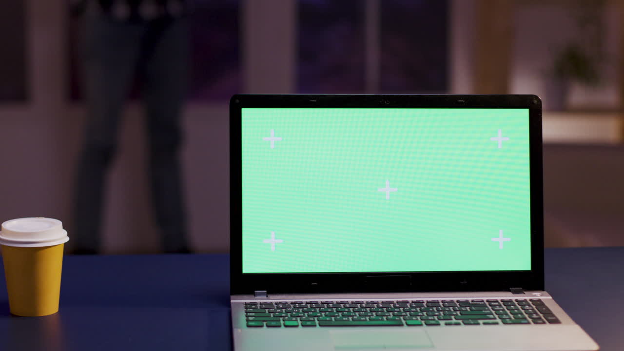 portátil con pantalla verde