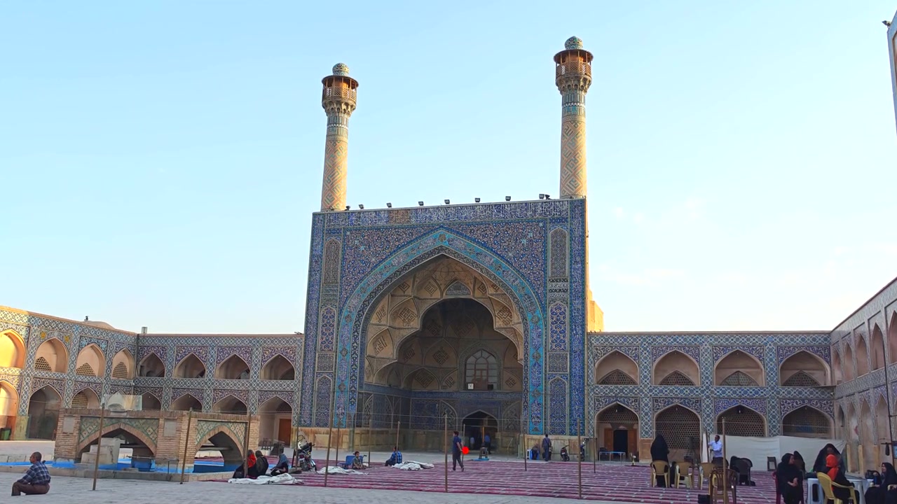 İran'daki Tarihi İsfahan Cuma Camii'ni Ziyaret Eden İnsanlar