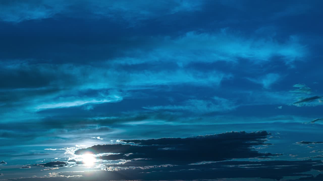 아름다운 어두운 파란 하늘 배경에 밝은 빛.