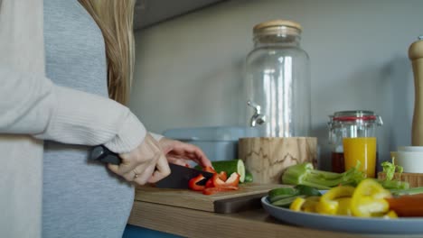 Schwangere-Frau-Bereitet-Gemüse-Zum-Essen-Vor