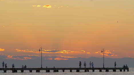 Cinemagraph---Gente-Disfrutando-Del-Paisaje-Marino-Desde-El-Muelle-Al-Atardecer