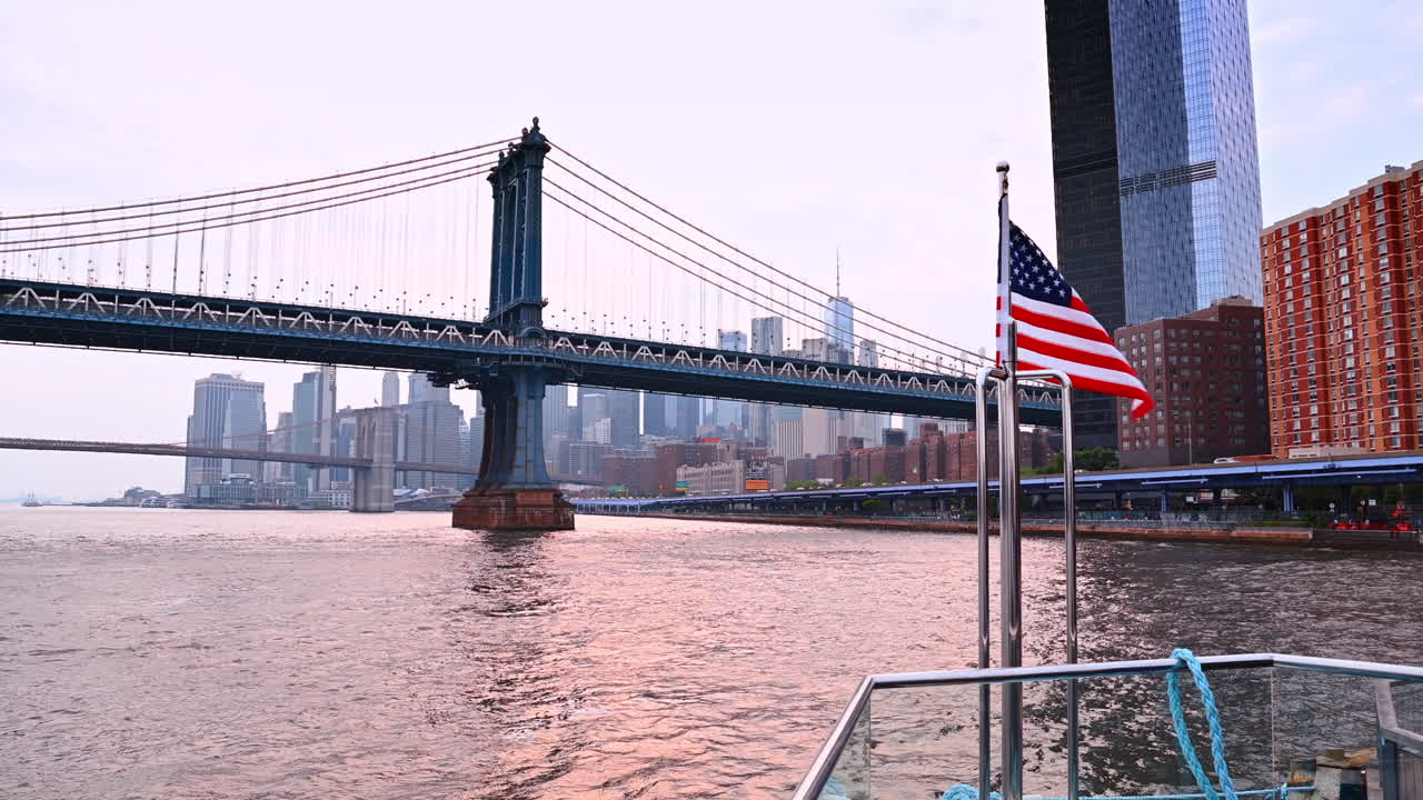 Vista del ponte di Manhattan e del ponte di Brooklyn dal fiume. Vista da una barca che mostra il ponte di Manhattan e il ponte di Brooklyn con lo skyline di New York sullo sfondo.