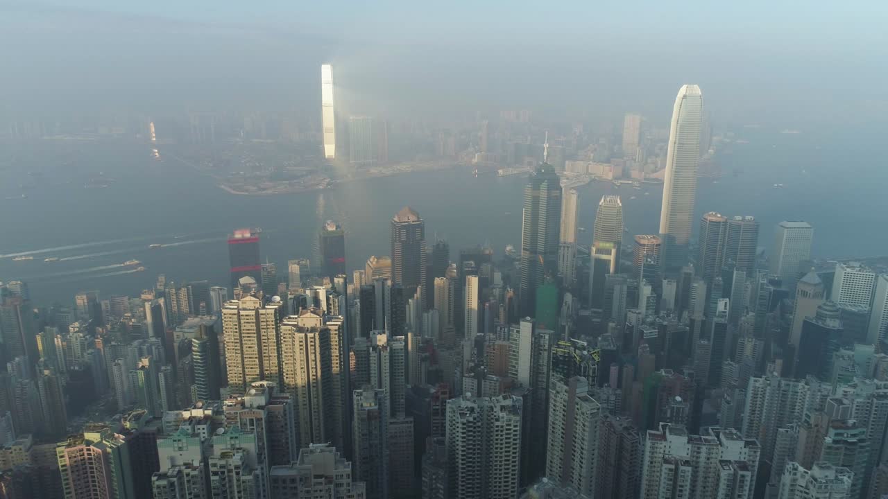 el horizonte de hong kong y el puerto de victoria. vista aérea. el dron está volando hacia los lados rápidamente. estableciendo el tiro.