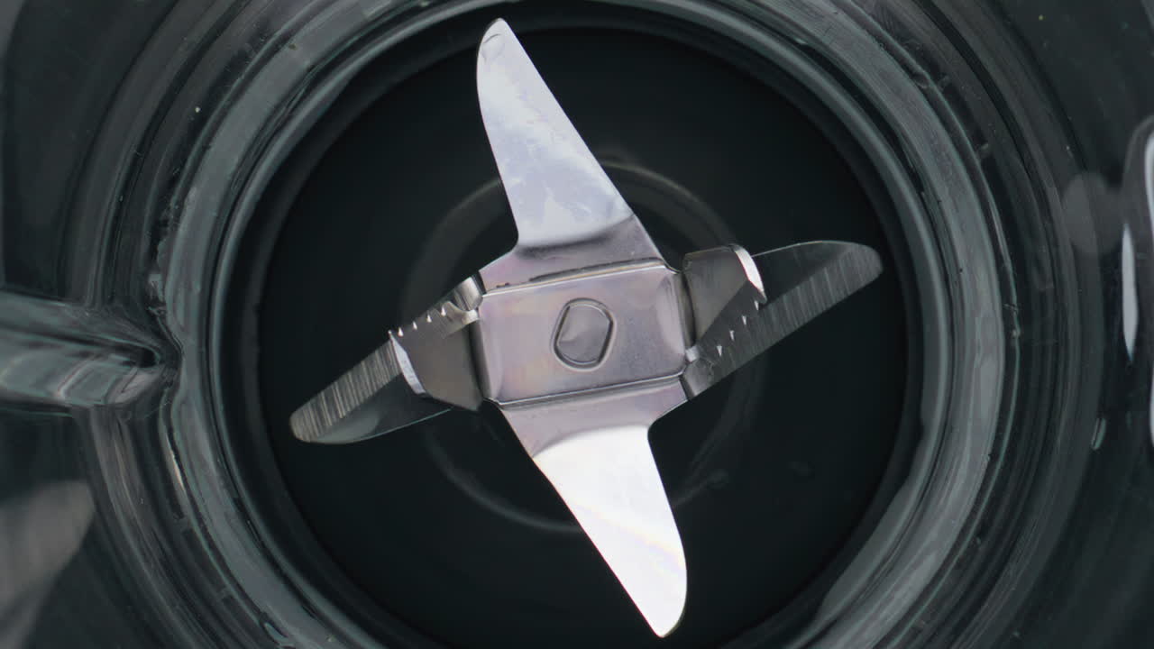 상단 뷰 공허한 블렌더와 회전하는 강철 블레이드 슈퍼 느린 모션 클로즈업