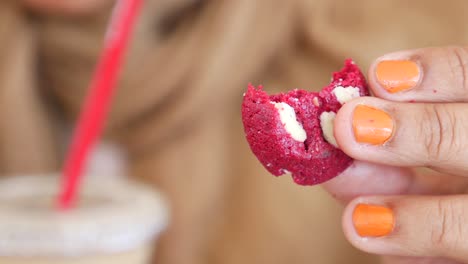 galleta de terciopelo rojo con trozos de chocolate