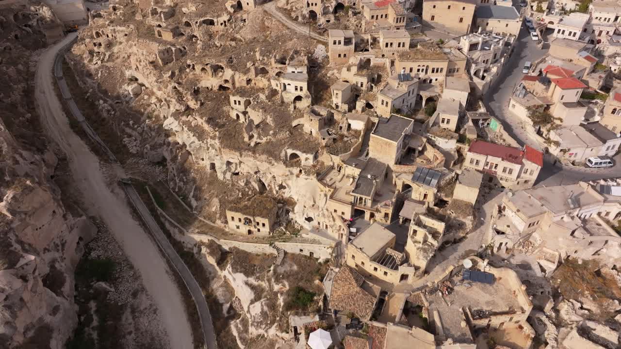 Vista aérea del antiguo castillo de piedra y los tejados del pueblo en Ortahisar