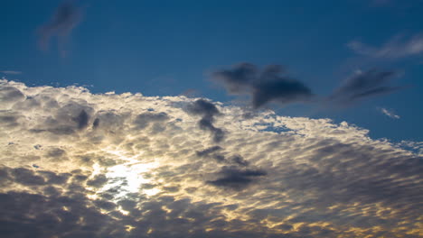 Zeitraffer-Dunkler-Wolken,-Die-über-Den-Klaren-Himmel-Kommen