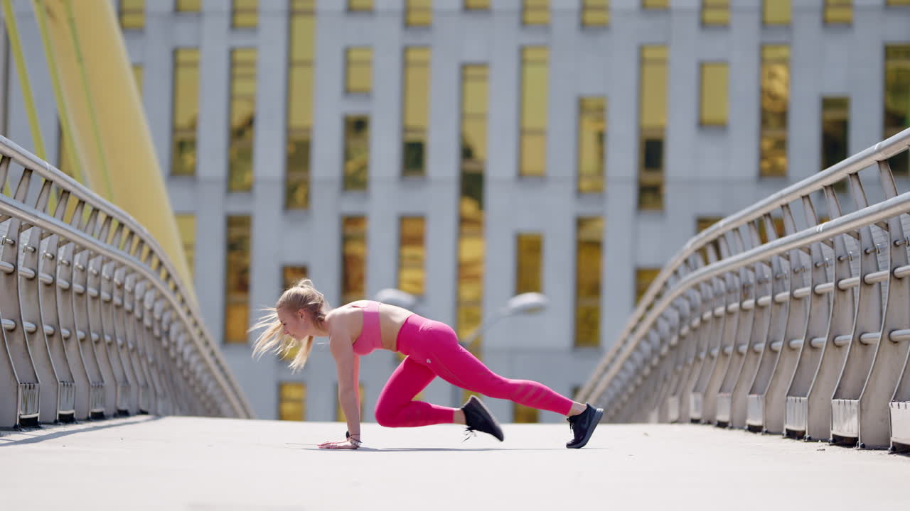 아름다운 젊은 적합한 소녀는 현대적인 도시 환경에서 앞 지원에서  ⁇  판을합니다
